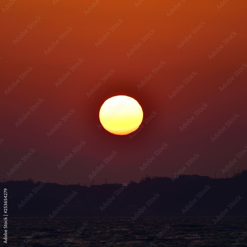 入江に沈む夕日の情景 入江に沈む夕日の情景