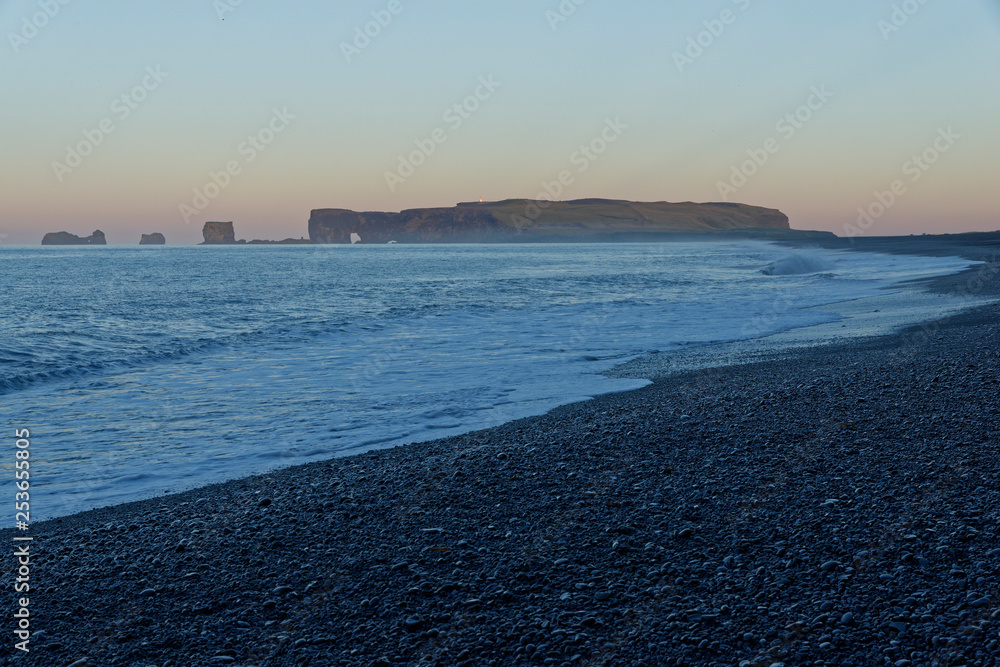 Obraz premium Blick auf die Halbinsel Dyrhólaey vom Strand Reynisfjara, Vik, Island