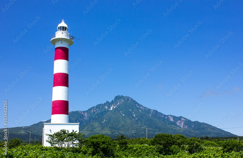 利尻島、石崎灯台と利尻山