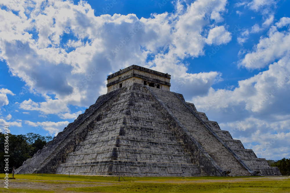 Tarde en Pirámide de Chichén Itzá en Yucatán, México. Riviera Maya Tarde en Pirámide de Chichén Itzá en Yucatán, México. Riviera Maya