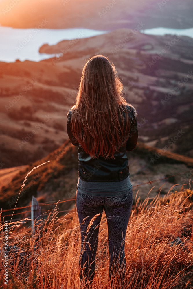 Naklejka premium Watching the sun go down