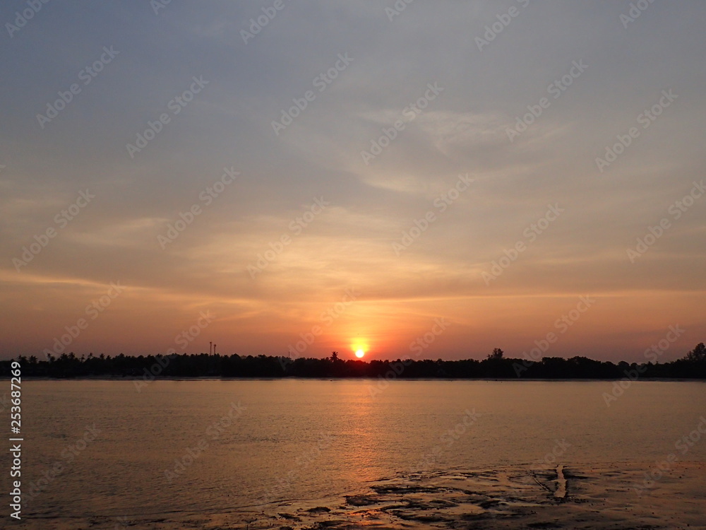 クラビ川の河口の日の出