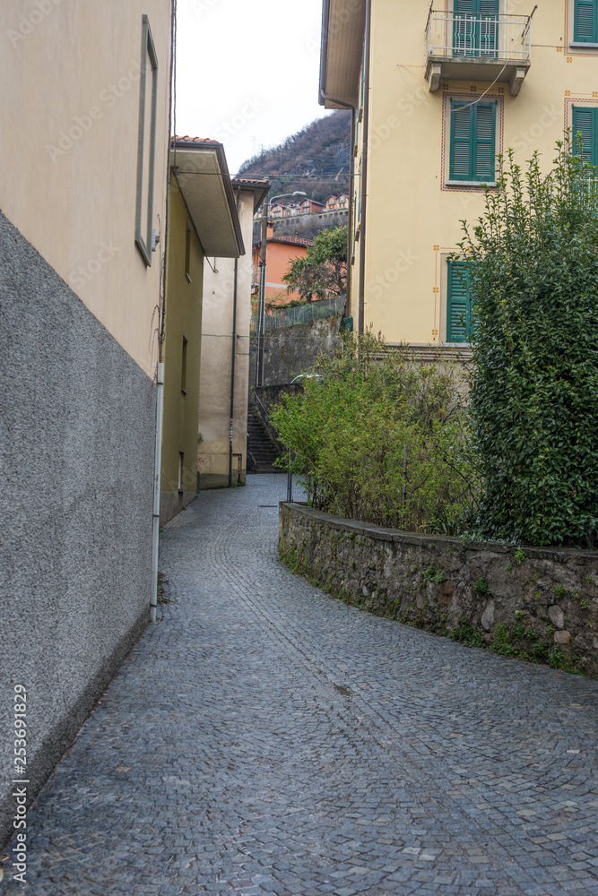 Italy, Varenna, Lake Como, narrow sidewalk passage