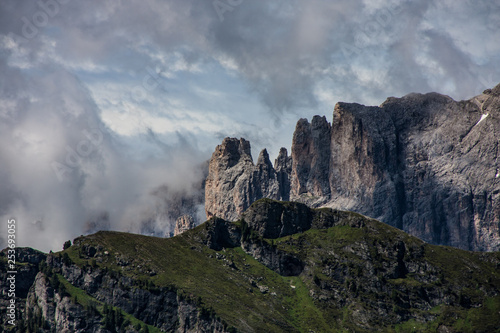 Felsformation mit Wolken in den Dolomiten