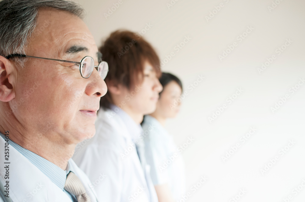 医者と看護師の横顔 医者と看護師の横顔
