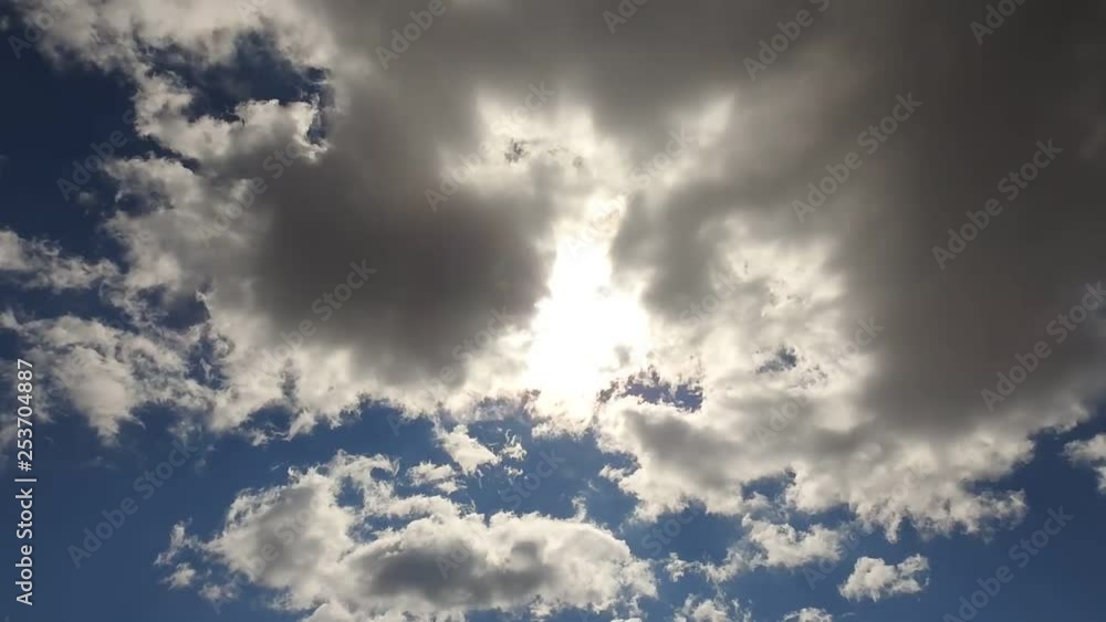 流れる雲から、太陽がキラリ輝きます。空のタイムラプス動画 流れる雲から、太陽がキラリ輝きます。空のタイムラプス動画
