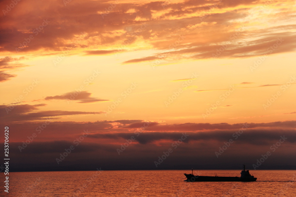 北海道行きフェリー　北海道の海と夕陽 
