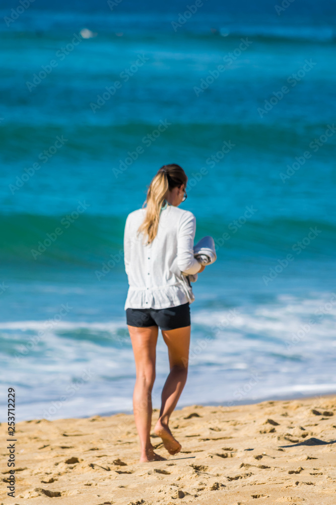 Femme marchant sur la plage.