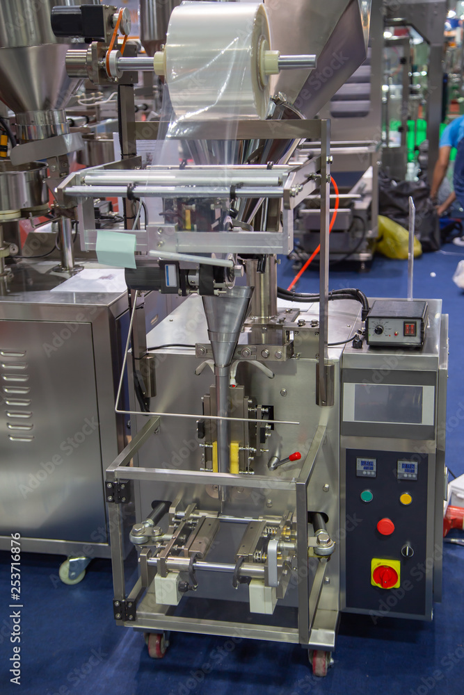Automatic vertical package filling and sealing machine in food industry Automatic vertical package filling and sealing machine in food industry
