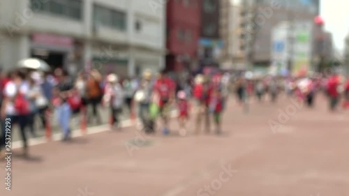 Wallpaper Mural 球場へ向かう赤いユニフォームを着た野球ファン、ぼかし Torontodigital.ca