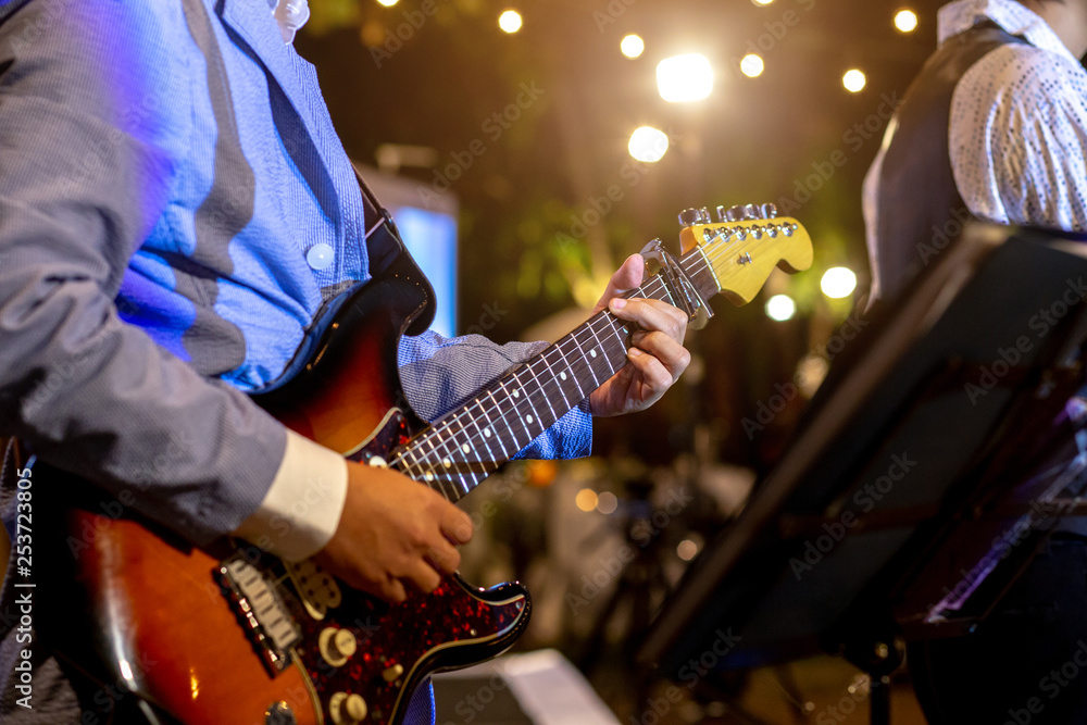 Obraz premium Guitarist play music in the night time.