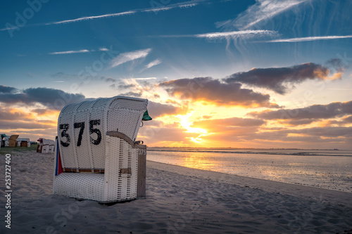 Strandkorb im Sonnenuntergang am Strand
