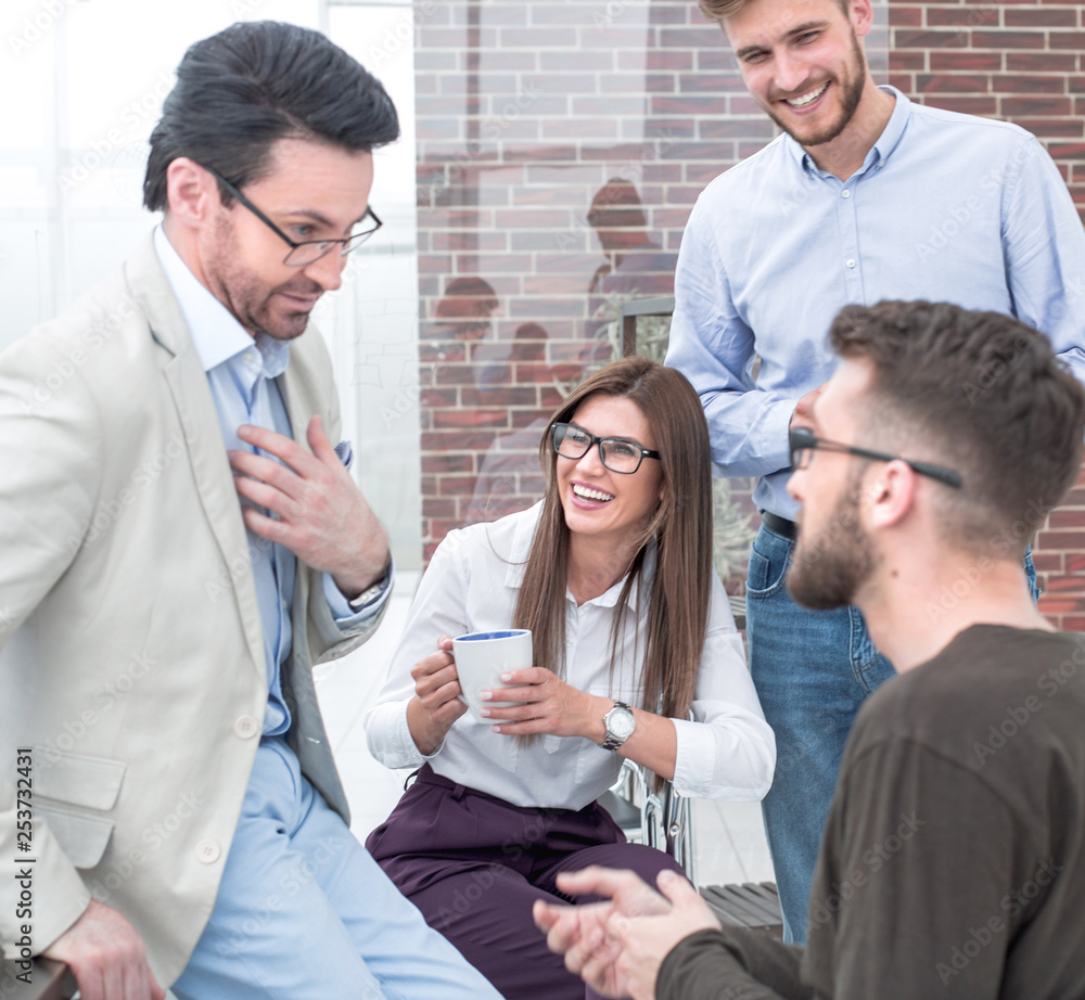 Obraz premium young business people are talking and smiling during the coffee break in office