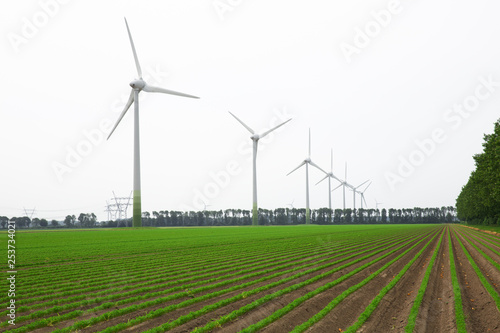Windrad in der Landschaft. Produktion von Windenergie. Wind liefert gr  nen und nachhaltigen Strom.