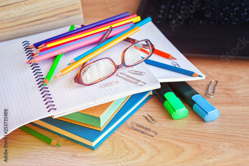 Foto Glasses on the background of colored pencils and paper