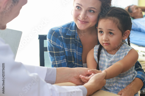 The doctor hands children are sick, to give encouragement.