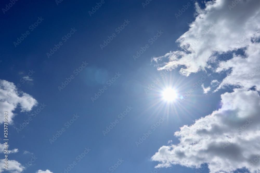 雲の間から太陽