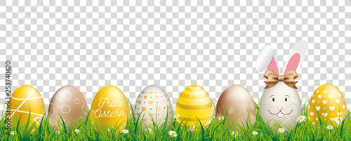 Frohe Ostern goldene Ostereier mit Hasenohren im Gras