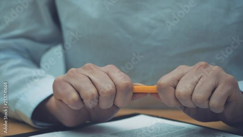 Falling sales levels, and stressed the frustration of women's business business. Violation of a pencil as a symbol of difficulties and business problems.