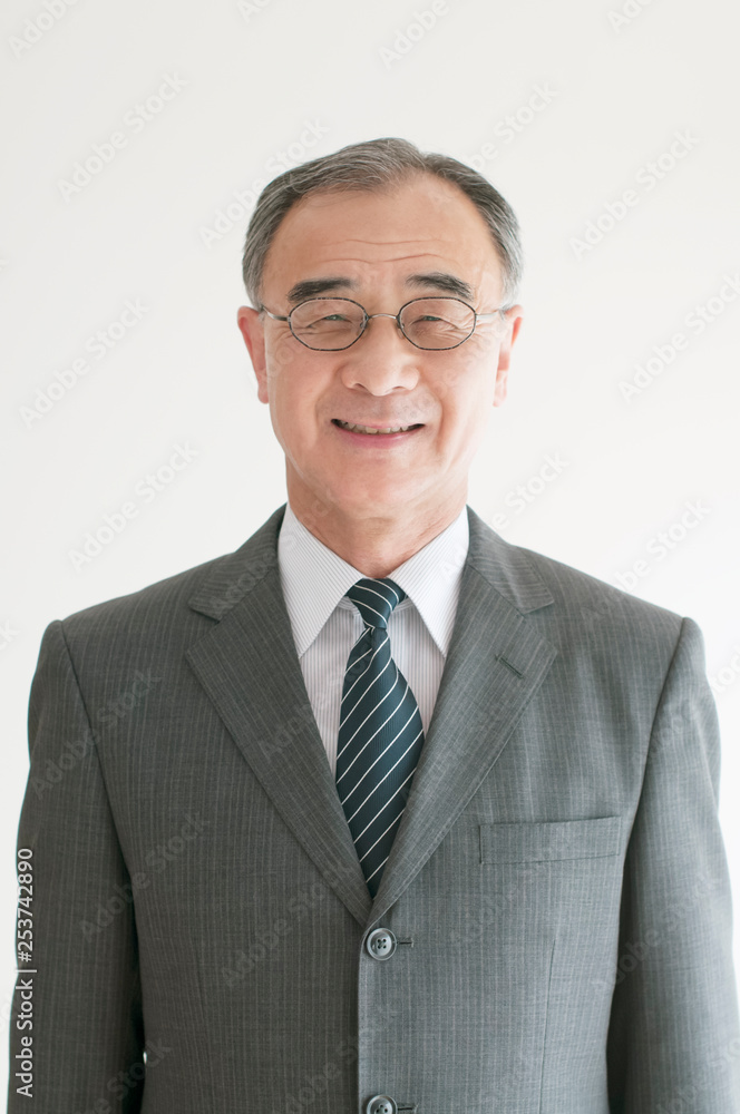 微笑むビジネスマン 微笑むビジネスマン