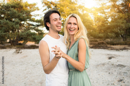 Junges verliebtes Paar verbringt glückliche Zeit 