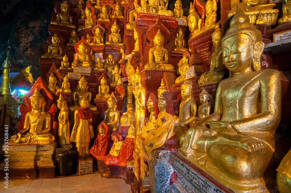 Fototapeta premium These caves are Buddhist shrines where thousands of Buddha images have been consecrated for worship over the centuries in Pindaya, Myanmar.