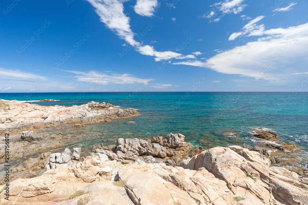 Felsen beim Strand von Torre di Bari auf Sardinien, Italien Felsen beim Strand von Torre di Bari auf Sardinien, Italien