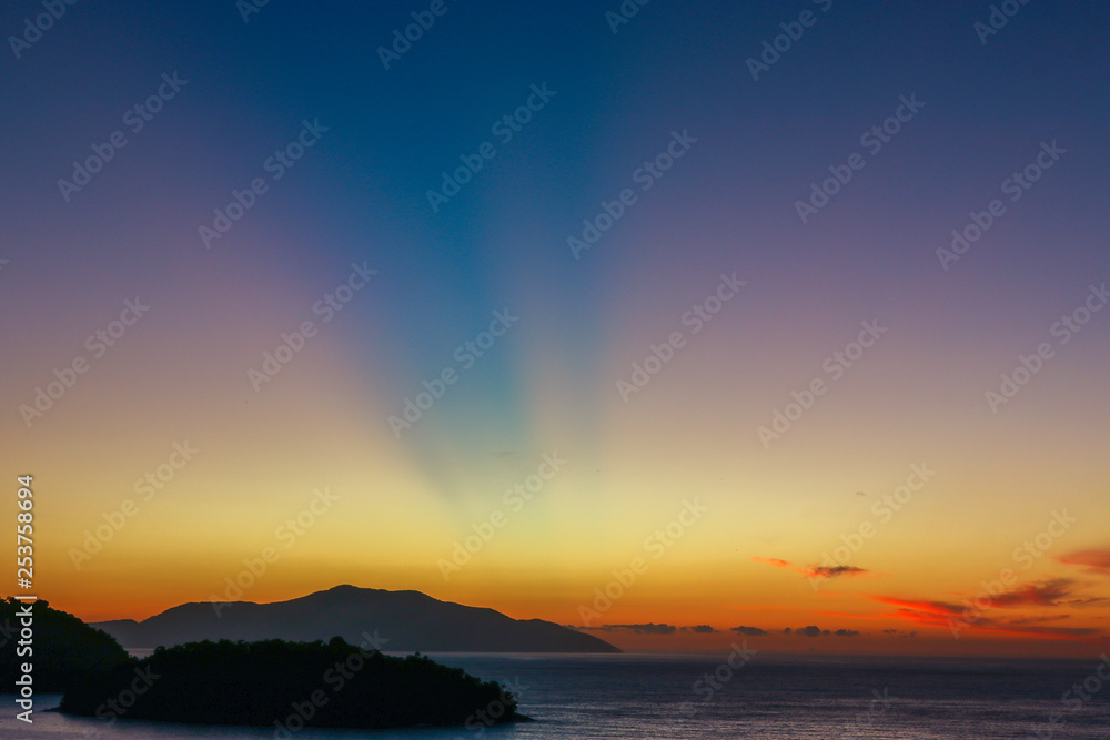 haces de luz en el cielo al amanecer