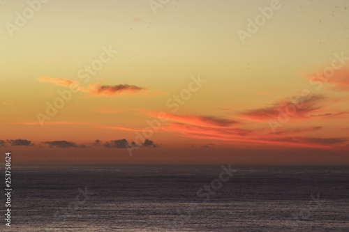 anochecer rojizo sobre el mar © willymona