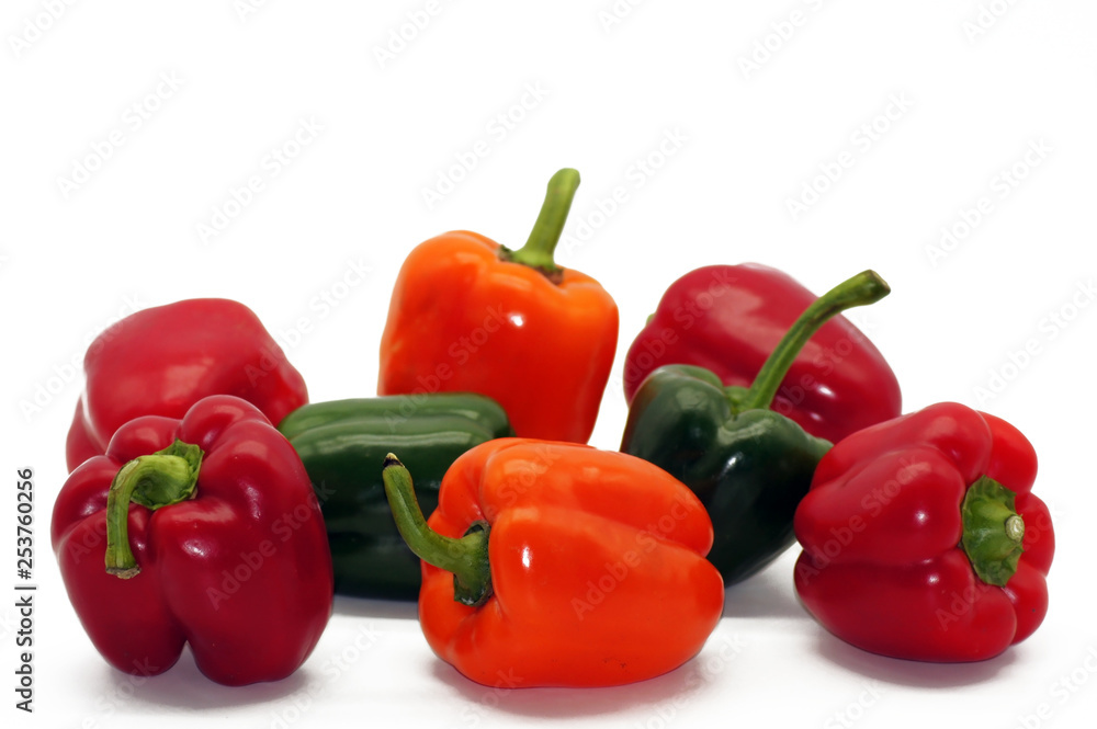 Bunte Paprika freigestellt auf weißem Hintergrund Bunte Paprika freigestellt auf weißem Hintergrund