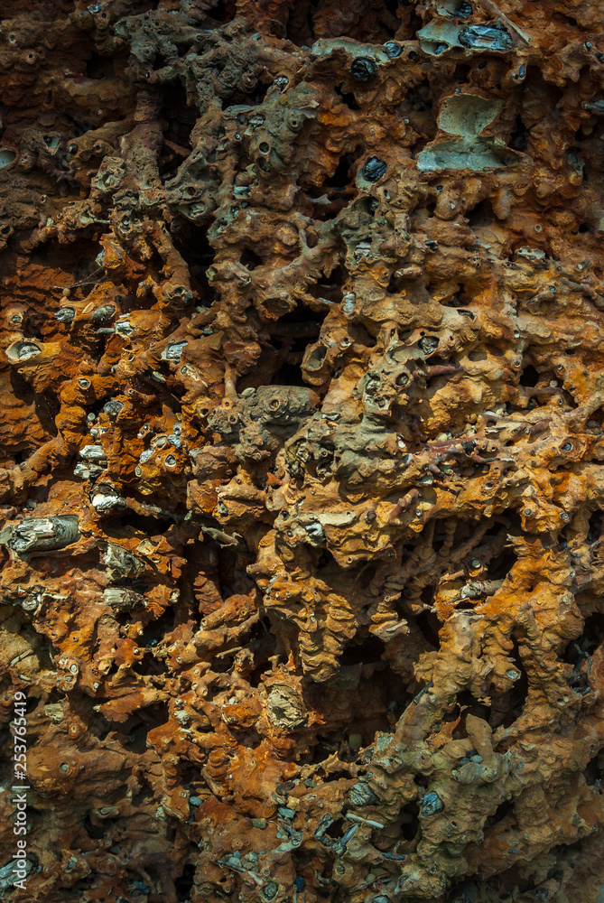 Getrockneter und ausgebrauchter Dornstein oder Salinenstein mit Ablagerungen aus Kalk, Magnesium, Gips und farbgebende Carbonate des Eisens und Mangans an Reisig aus Schwarzdornbündel Getrockneter und ausgebrauchter Dornstein oder Salinenstein mit Ablagerungen aus Kalk, Magnesium, Gips und farbgebende Carbonate des Eisens und Mangans an Reisig aus Schwarzdornbündel