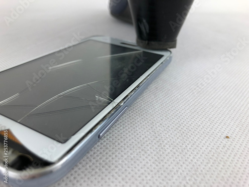 Cuadro en lienzo imprenditrice arrabbiata utilizza tacco come martello per distrugge lo smartphon