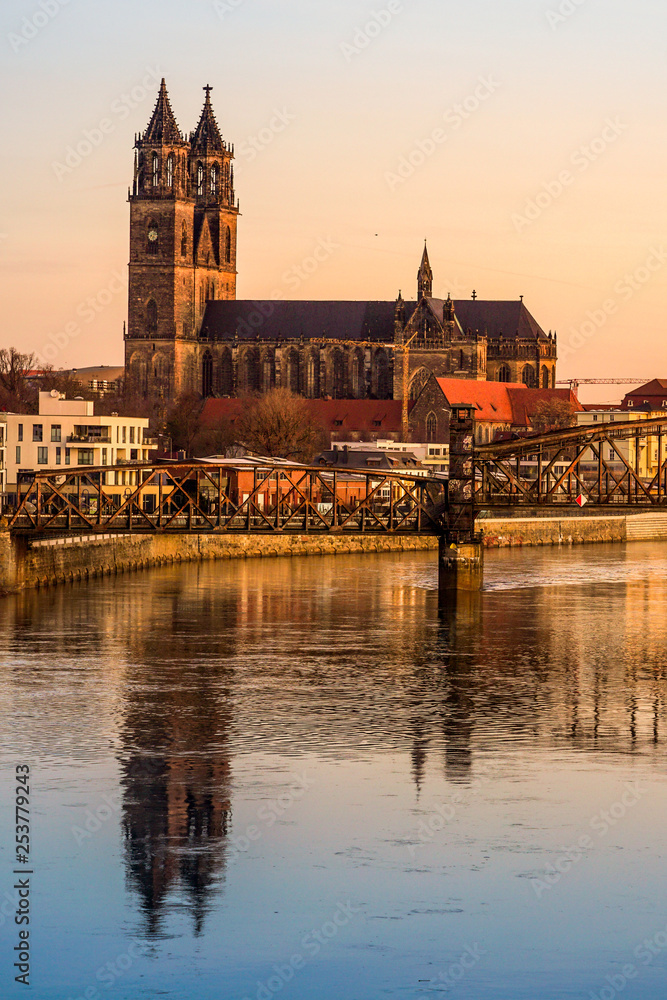 Fototapeta premium Magdeburger Dom in der Morgensonne
