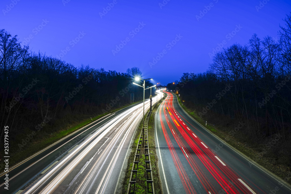 Lichtspuren auf einer Schnellstraße bei Nacht