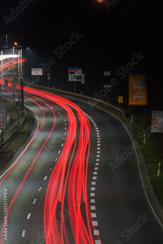 Lichtspuren auf einer Schnellstraße bei Nacht photo