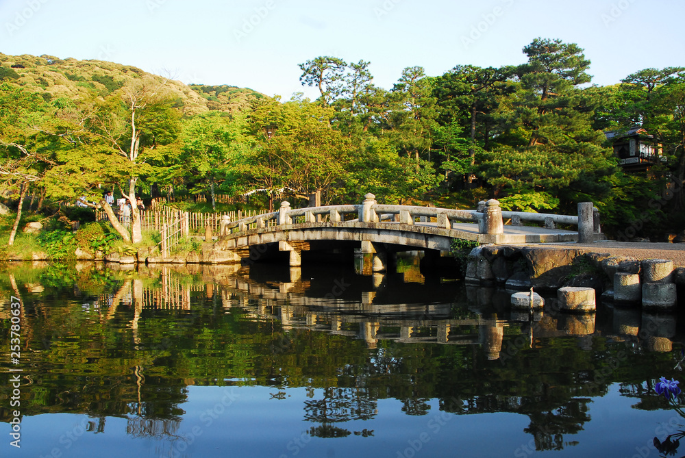 円山公園の石橋が写るひょうたん池