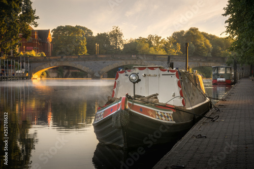 Valokuvatapetti Narrow boat on a misty river avon in Evesham with Workman bridge in the backgrou