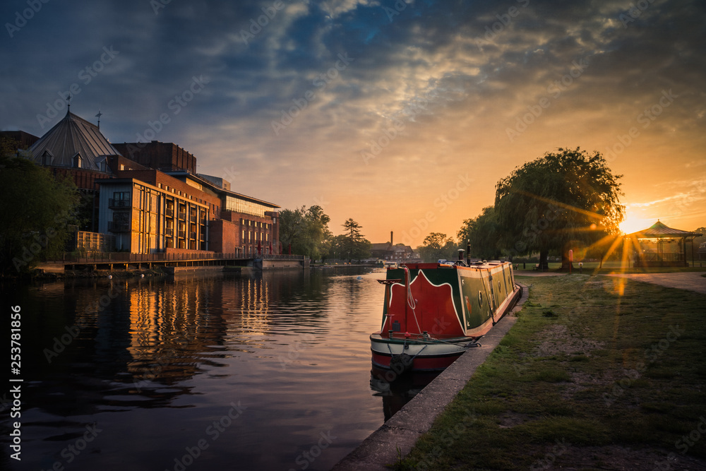 Stratford upon Avon river with Theatre and Narrowboat at sunrise - obrazy, fototapety, plakaty 