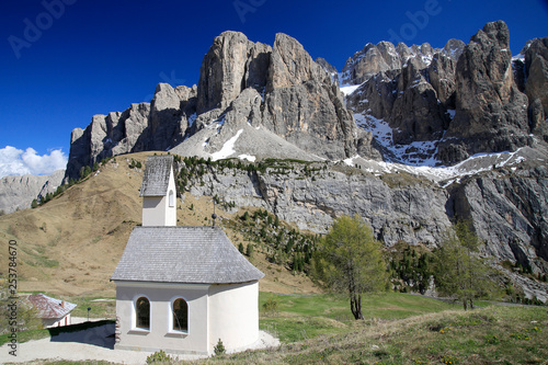 Sellagruppe mit Kapelle, Dolomiten, Südtirol, Italien, Europa photo