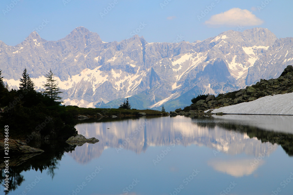 Dachsteinmassiv mit Spiegelsee, Ostalpen, Steiermark, Österreich, Europa