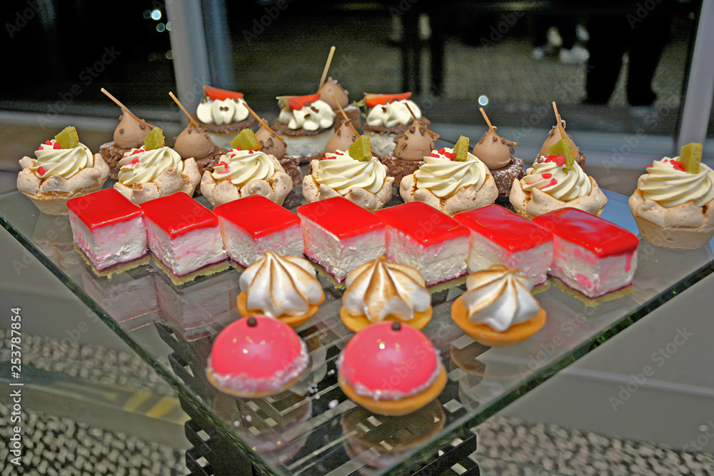 Φωτογραφία Very sweet delicious small cakes made from berries and figs for candy bar