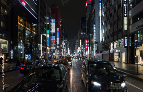 Tokyo Shinbashi à un carrefour de nuit sous la pluie
