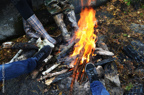 Obraz na płótnie Heat the legs around the fire w salonie