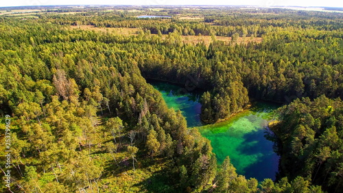 6824_The_green_lake_in_Antu_lake_in_Estonia.jpg