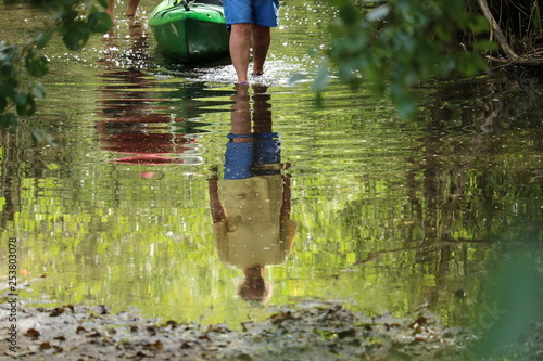 Frau und Mann zu Fuss mit dem Kanu wegen Niedrigwasser
