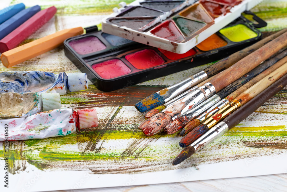 Obraz premium Paint brushes and paints for drawing.