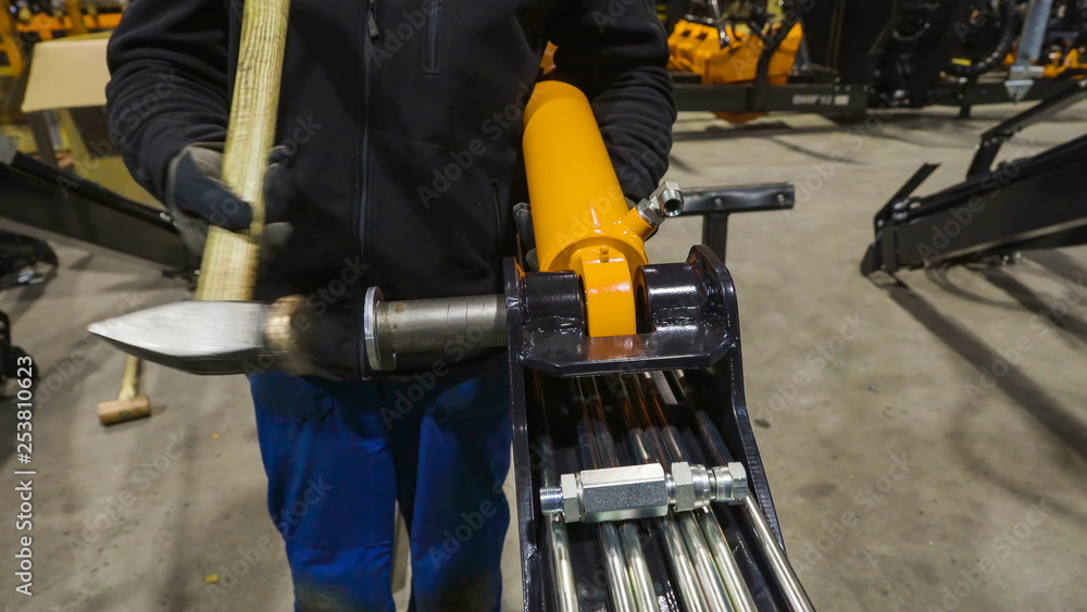 7442_Putting_on_the_big_valve_metal_on_the_hole.jpg 7442_Putting_on_the_big_valve_metal_on_the_hole.jpg