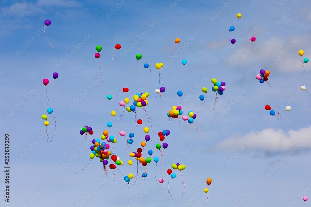 Bunte Luftballons schweben am blauen Himmel Bunte Luftballons schweben am blauen Himmel