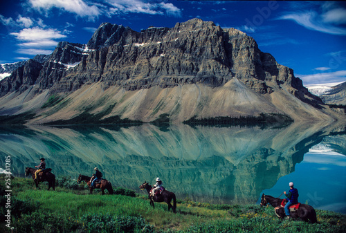Cuadro en lienzo Mountain lake & horses reflecting