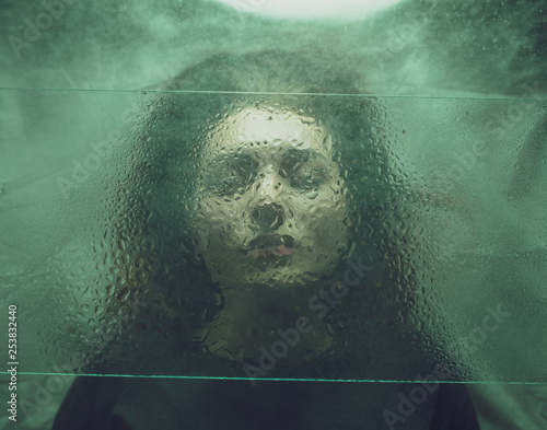 Gesicht Frau mit Flüssiges Wasser unter Glasscheibe